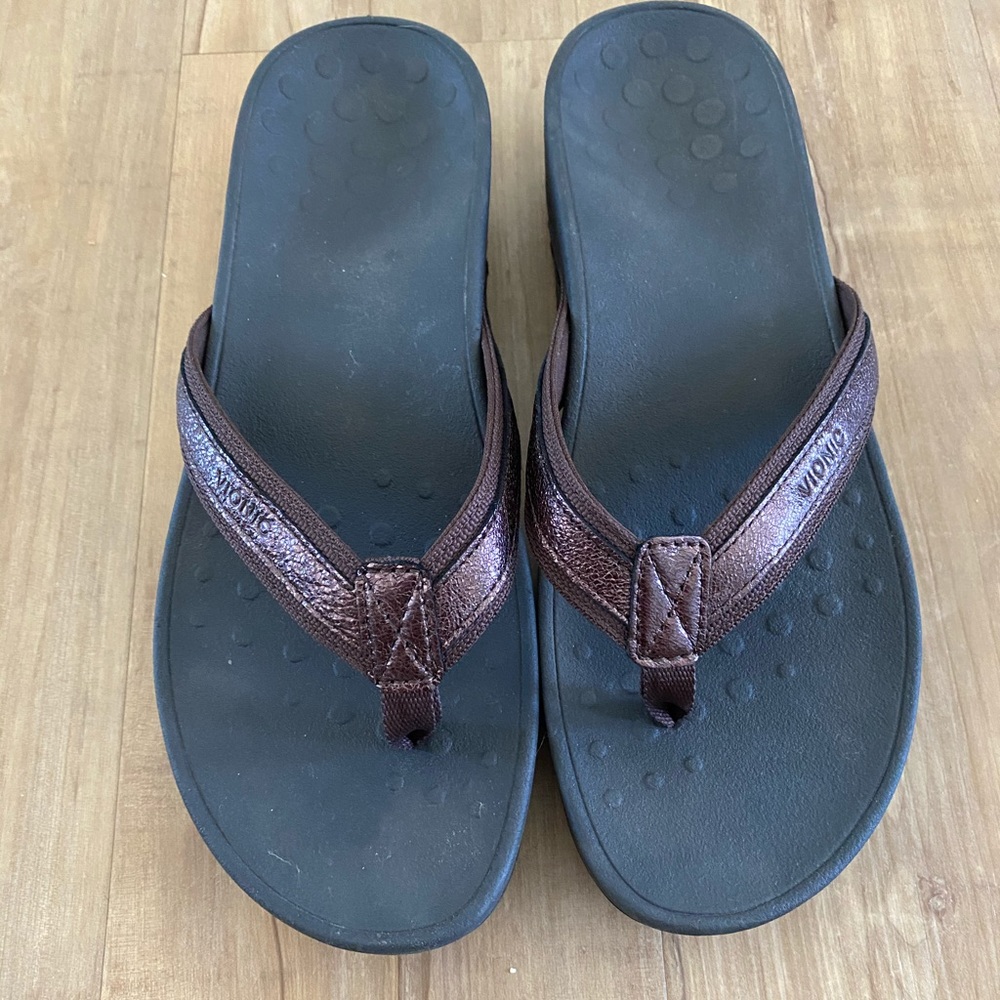 Vionic High Tide platform sandal. Metallic sz 10